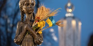 A estátua da menina que virou símbolo de um massacre na Ucrânia