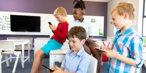 Uma criança que entra no 6º ano deve ter um celular?