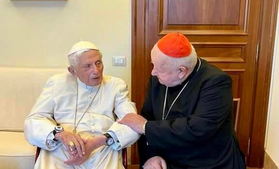 Pope-Emeritus-Benedette-XVI-and-Cardinal-Stanislaw-Dziwisz-archbishop-emeritus-of-Krakow