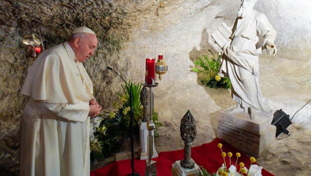 Pope-Francis-praying-in-the-Grotta-of-St.-Paul-at-the-Basilica-di-San-Paolo-in-Rabat