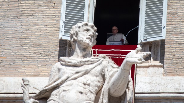 Papa Francisco pede terço pela paz na Ucrânia