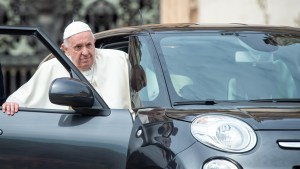 Papa Francisco tem sentido dor intensa no joelho em 2022