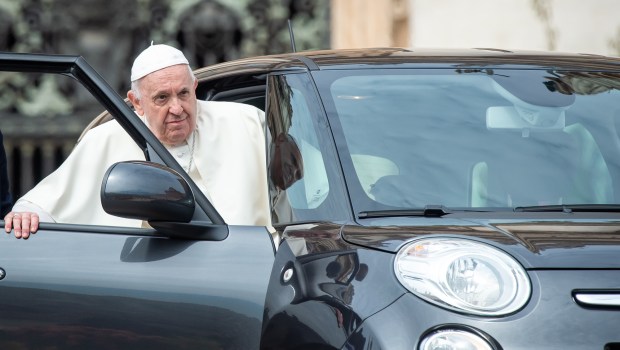 Papa Francisco tem sentido dor intensa no joelho em 2022