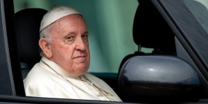 Dores fortes no joelho: Papa Francisco está com ligamento rompido