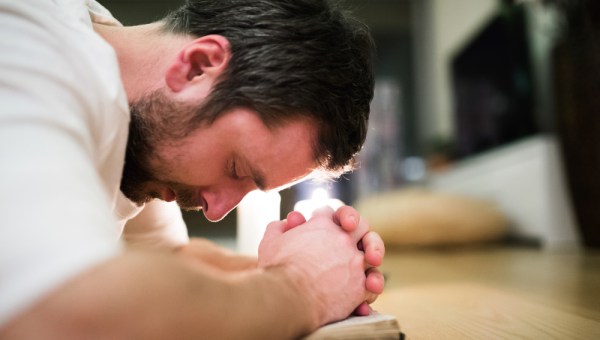 Deus não precisa de adoradores, mas nós temos a liberdade de adorá-Lo como Deus