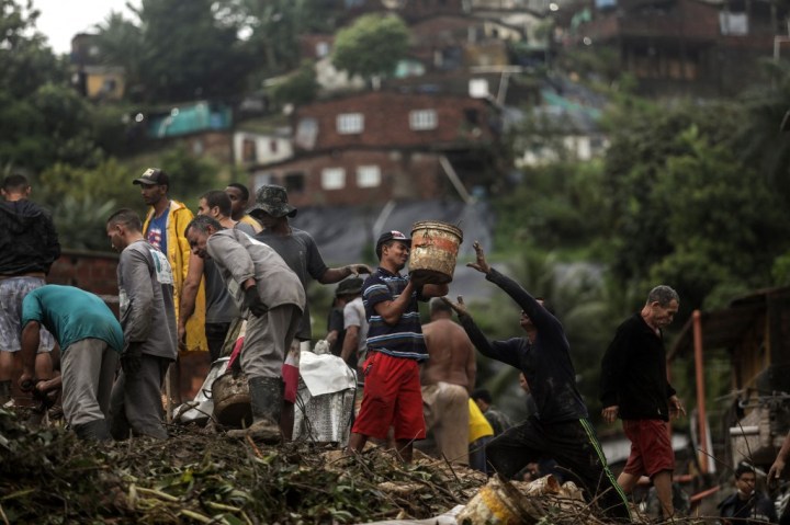 Voluntários buscam vítimas das chuvas em Pernambuco