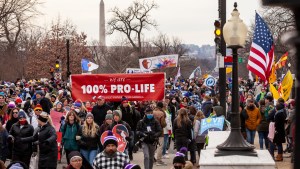 Manifestação pró-vida defende fechamento de clínicas de aborto