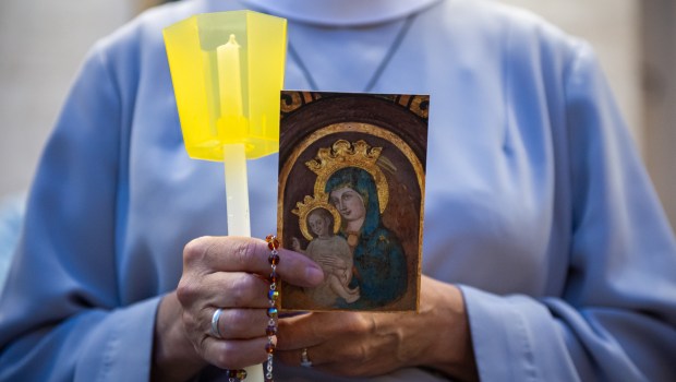 Marian-Month-Mater-Ecclesiae-Procession-aux-flambeau-May-28-2022