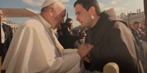A bela amizade entre um jovem frade franciscano e o Papa Francisco