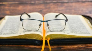 okulary leżące na Piśmie Świętym