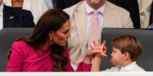 Habilidade de Kate Middleton como mãe rouba a cena em festa da rainha