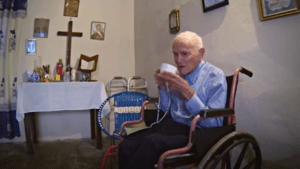 Juan Vicente Pérez, homem mais velho do mundo, com o terço em mãos