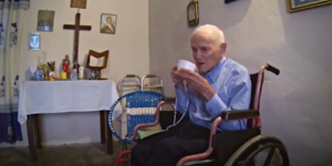 Aos 113 anos, homem mais velho do mundo reza o terço duas vezes por dia