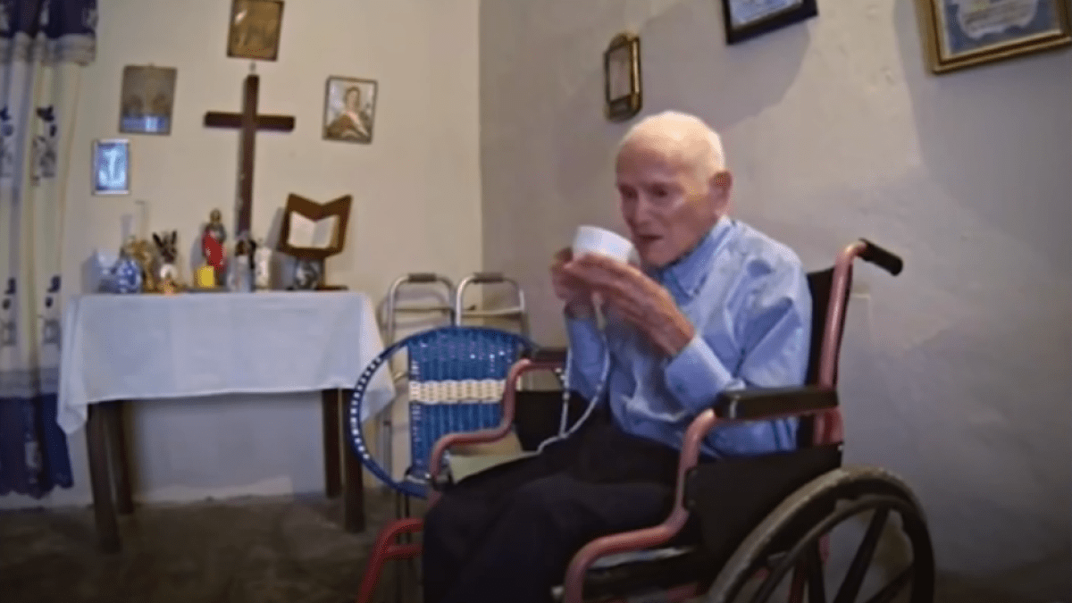 Juan Vicente Pérez, homem mais velho do mundo, com o terço em mãos