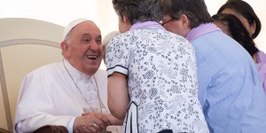 Papa: a comunidade cristã deve cuidar dos idosos