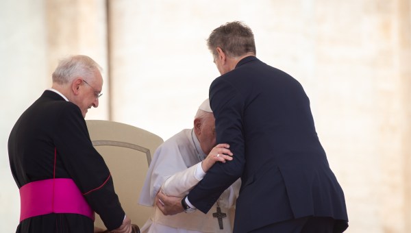 Dores do Papa Francisco no joelho