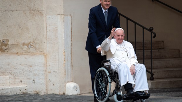 Papa Francisco em cadeira de rodas devido às dores no joelho