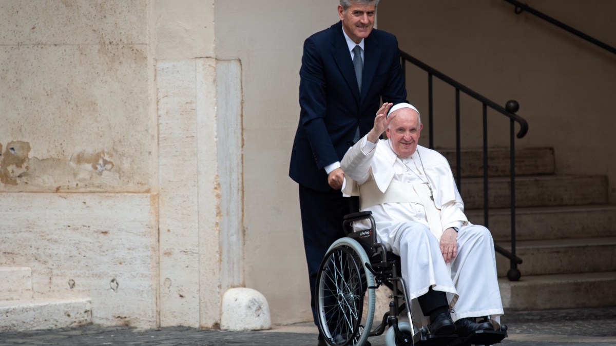 Papa Francisco em cadeira de rodas devido às dores no joelho