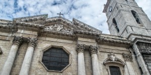 Por que o Vaticano suspendeu as ordenações em uma diocese da França