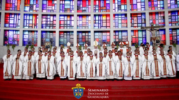 70 padres ordenados em Guadalajara