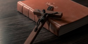 Exorcista: gente feliz e que acredita em Deus incomoda o diabo