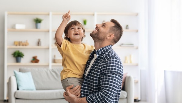 ojciec z synem wskazują do góry