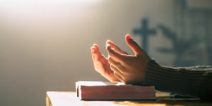 O versículo bíblico que nos lembra de rezar pelo menos 3 vezes ao dia