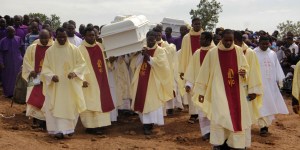 Segue o inferno na Nigéria: mais um padre assassinado; outro escapa dos sequestradores