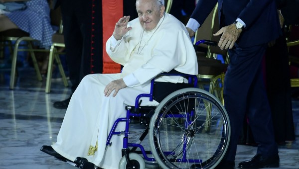 Papa Francisco em cadeira de rodas: câncer desmentido