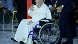 Papa Francisco em cadeira de rodas: câncer desmentido
