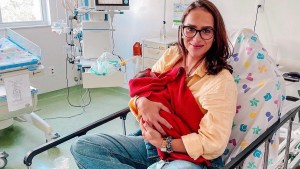 Letícia Cazarré com a filha Maria Guilhermina no hospital