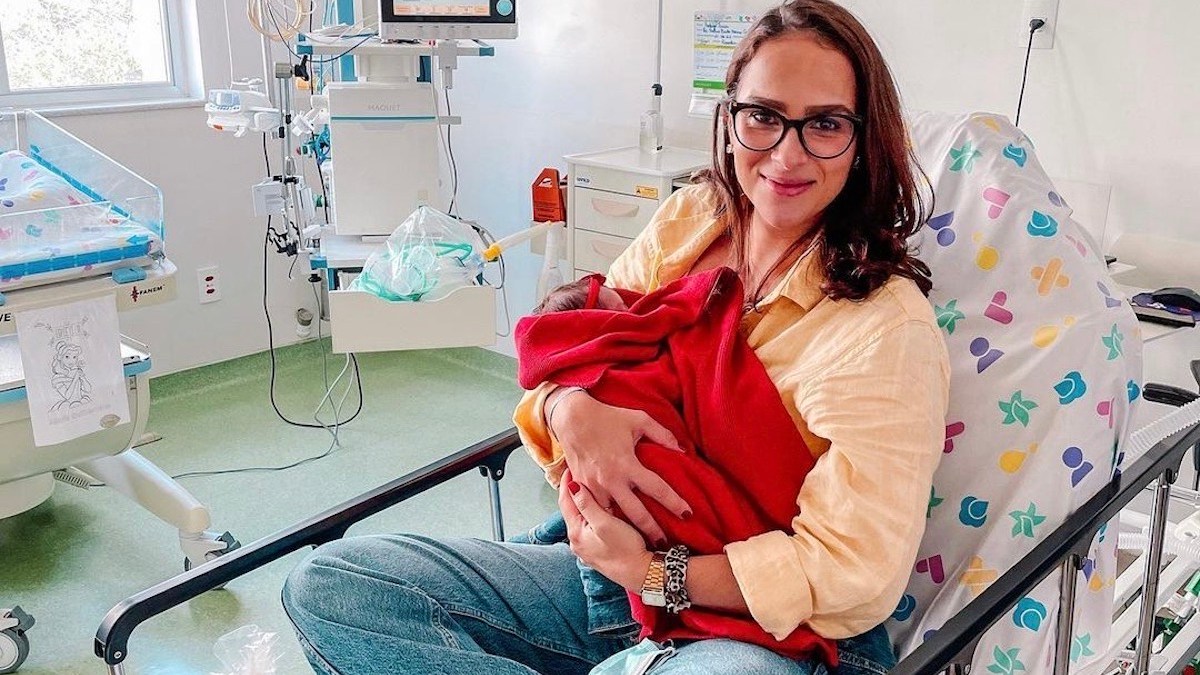 Letícia Cazarré com a filha Maria Guilhermina no hospital