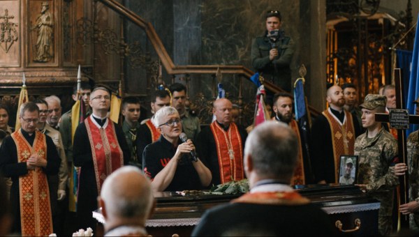 Mãe canta canção de ninar em funeral do filho morto na guerra