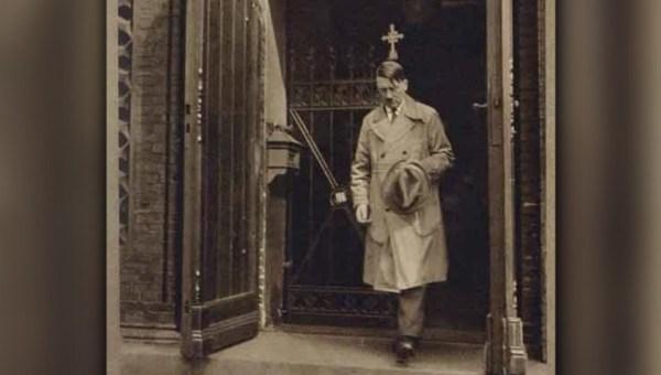 Adolf Hitler wychodzi z kościoła