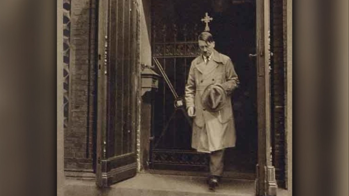 Adolf Hitler wychodzi z kościoła