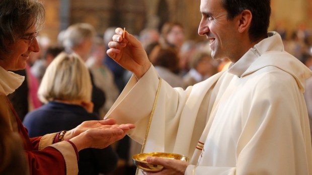 pretre-communion-sourire.jpg