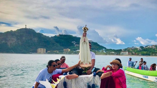 une statue pèlerine de la Vierge Marie de Fatima au Nicaragua