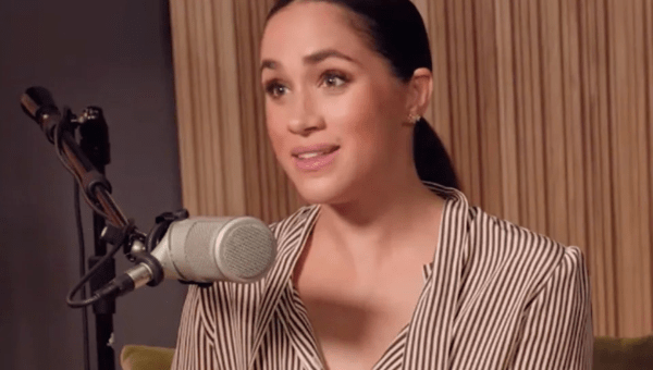 Meghan Markle falando em um microfone dentro de um estúdio de gravação