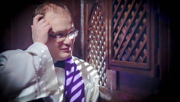 ks. Piotr Śliżewski w konfesjonale