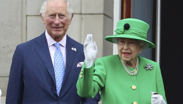 królowa Elżbieta II i książę Karol podczas parady z okazji Platynowego Jubileuszu