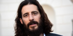 Com família em Israel, ator de &#8216;The Chosen&#8217; reza pela paz