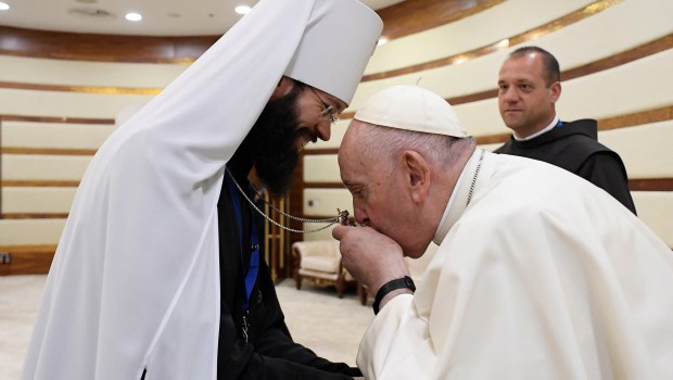 Papa com representante do patriarca de Moscou