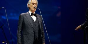 Andrea Bocelli emociona o público ao cantar a Ave Maria de Shubert no Vaticano