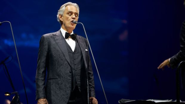 Andrea Bocelli śpiewa podczas koncertu w Budapeszcie