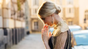 dziewczyna modli się na ulicy