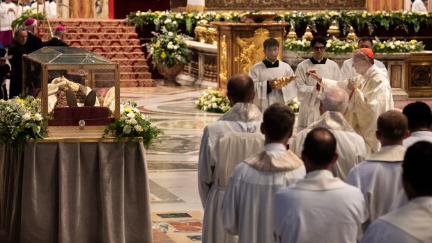 Pope-Francis-celebrates-a-Holy-Mass-to-the-60th-anniversary-of-the-beginning-of-the-second-Vatican-Ecumencial-Council-Antoine-Mekary-ALETEIA