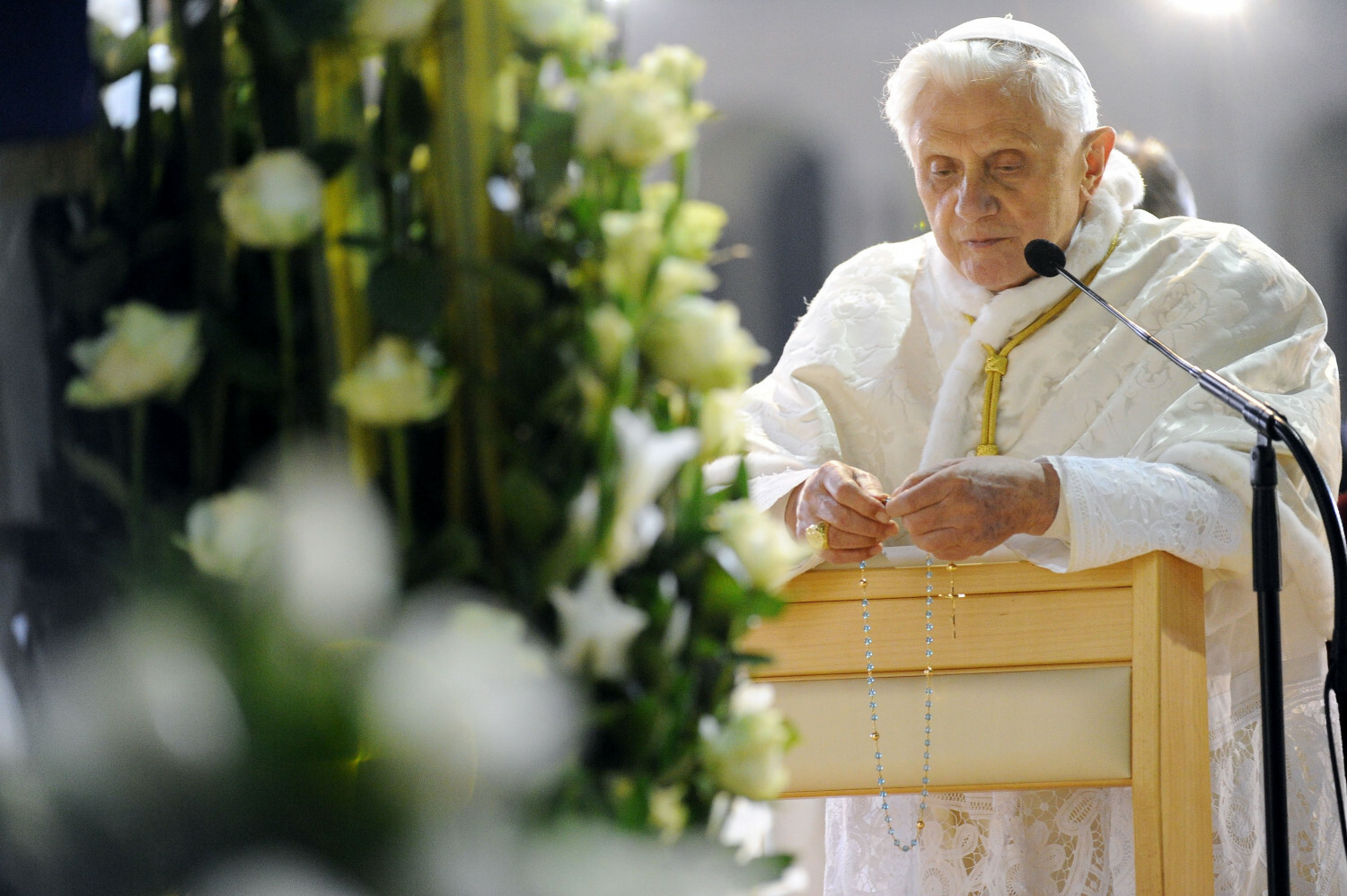 Benedykt XVI odmawia różaniec