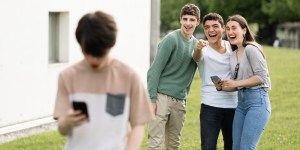 Médico diz que adolescentes de 13 anos ainda são jovens demais para usar as redes sociais