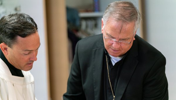 Dom John Dolan, bispo que perdeu três irmãos por suicídio