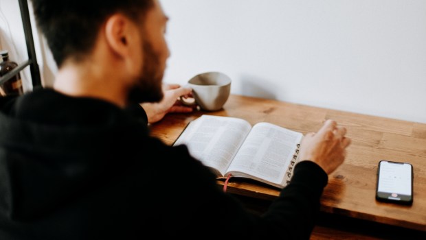 Bíblia, com Antigo Testamento e Novo Testamento